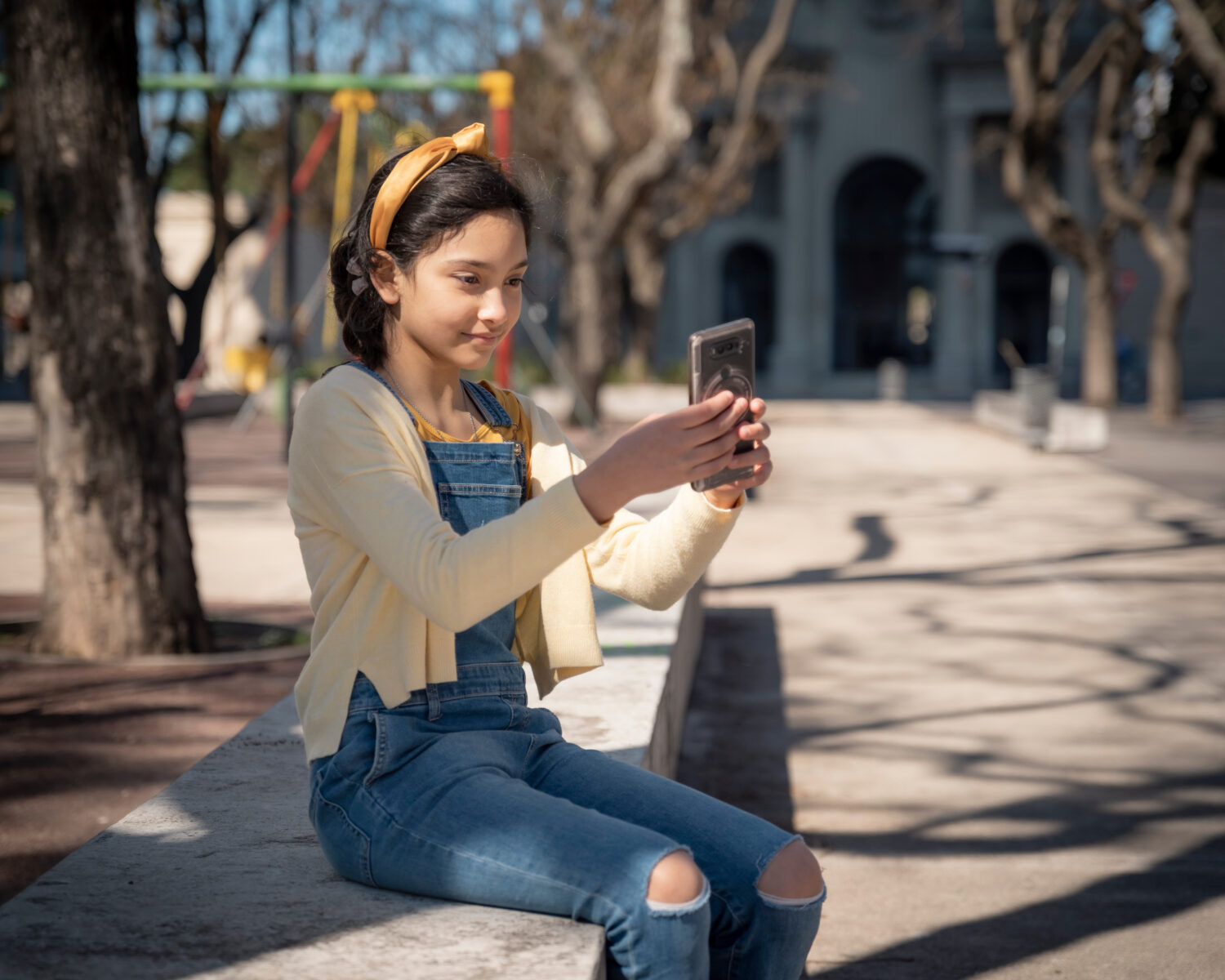 Teenagerin macht ein Selfie mit ihrem Smartphone